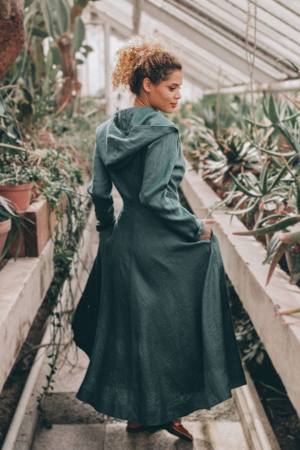 Elegant summer linen coat with a hood and tie closure, perfect for chilly evenings.
